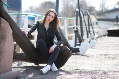 Bahar şehrin içinden bir yürüyüşte kız