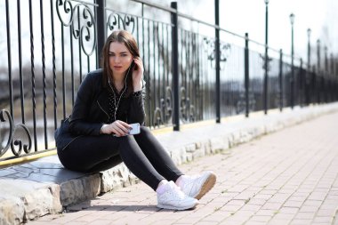 Bahar şehrin içinden bir yürüyüşte kız