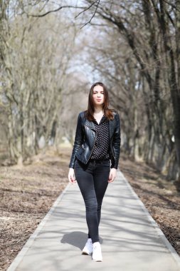Bahar şehrin içinden bir yürüyüşte kız