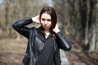 Bahar şehrin içinden bir yürüyüşte kız