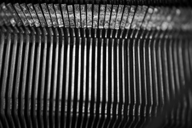 Eski bir daktilo farklı küçük metal unsurları