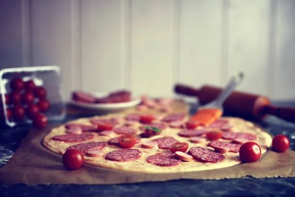 Makro polewy Pizza przygotowanie — Zdjęcie stockowe