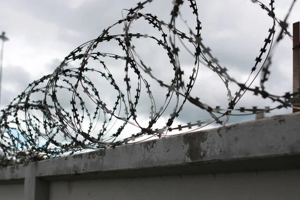 Tel çit kullanarak güvenlik sistemi