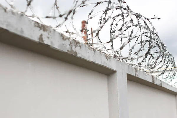 Tel çit kullanarak güvenlik sistemi