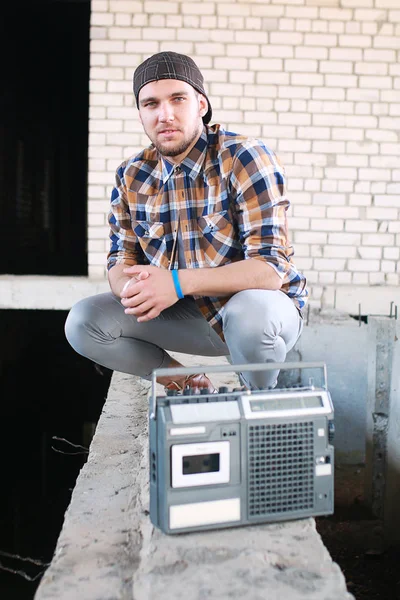 Giyinmiş bir adam hip hop tarzı teşkil etmektedir