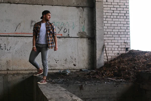 Egy ember öltözött hip hop stílus jelent — Stock Fotó