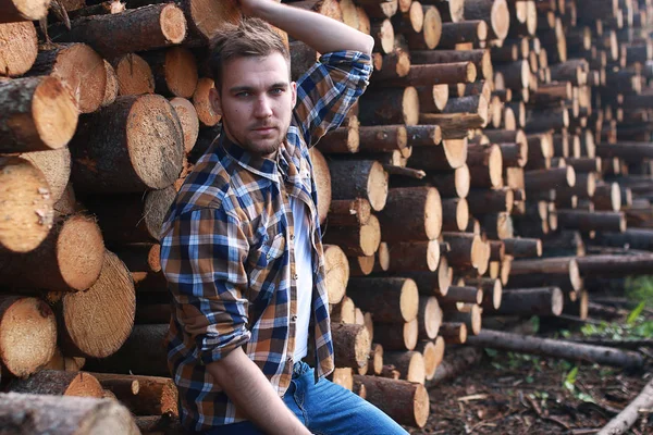 Fabrika işleme ahşap bir adama ait siyah-beyaz fotoğraf s