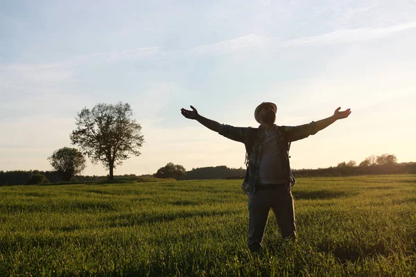 Biri rahat kıyafetler içinde açık alanlarda bir gezgin