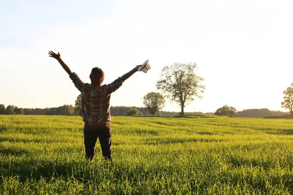 Biri rahat kıyafetler içinde açık alanlarda bir gezgin