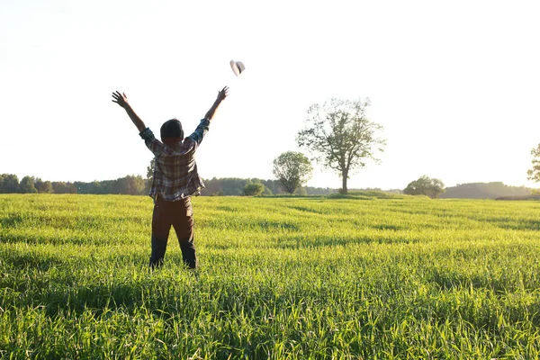 Biri rahat kıyafetler içinde açık alanlarda bir gezgin