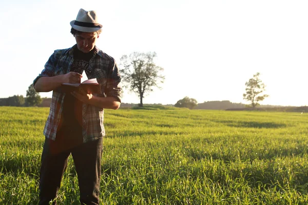 Biri rahat kıyafetler içinde açık alanlarda bir gezgin