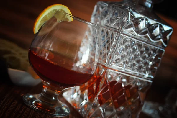 Αλκοόλ μπράντυ οριστεί ποτήρι και καράφα — Φωτογραφία Αρχείου