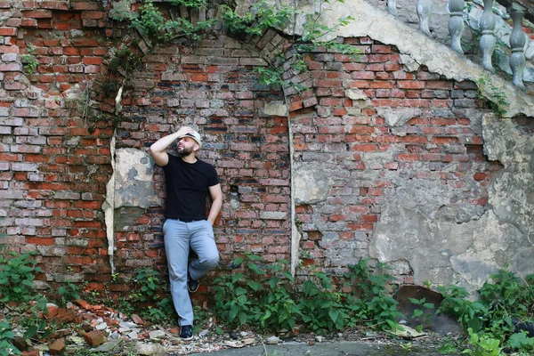 eski tuğla duvar adam stand