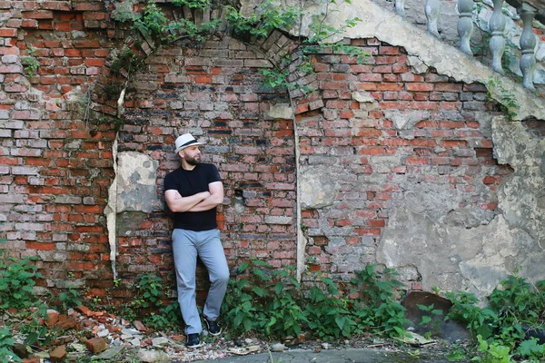 eski tuğla duvar adam stand