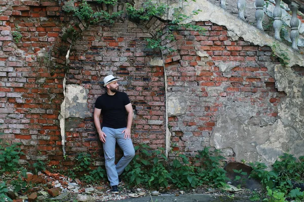 eski tuğla duvar adam stand