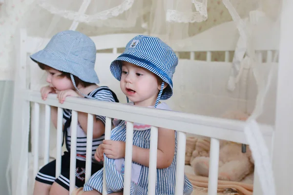 Çocuk denizci evde oyun