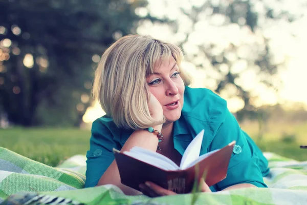 Vrouw lag en gelezen boek zon — Stockfoto