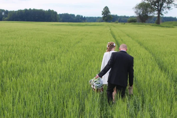 Couple amoureux marchant dans le champ dans la journée d'été — Photo