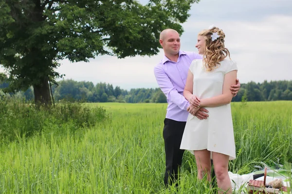 Couple amoureux marchant dans le champ dans la journée d'été — Photo