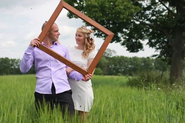 Pareja de amantes caminando en el campo en el día de verano — Foto de Stock