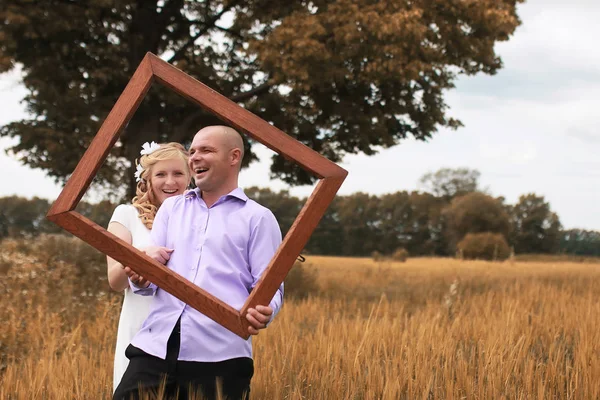 Solo amantes casados caminando en un campo en el día de otoño — Foto de Stock