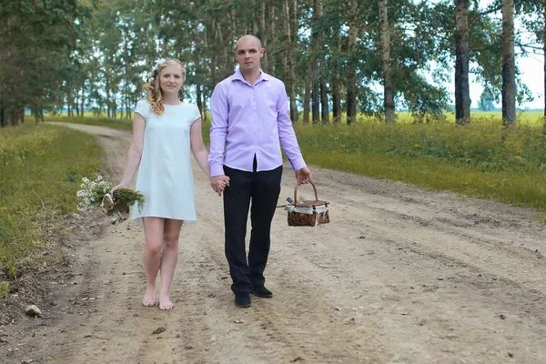 Yeni evli bir alanda sonbahar günü yürüyüş severler