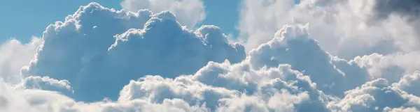 Himmel mit großen weißen Wolken — Stockfoto