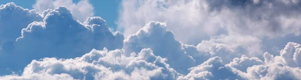 大きな白い雲のパノラマの空 — ストック写真