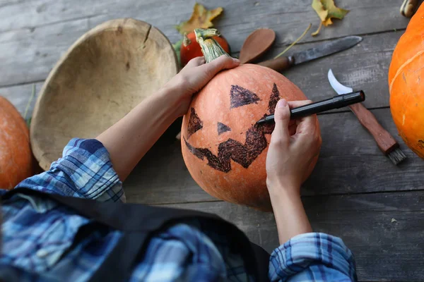 Mengukir labu untuk Halloween — Stok Foto