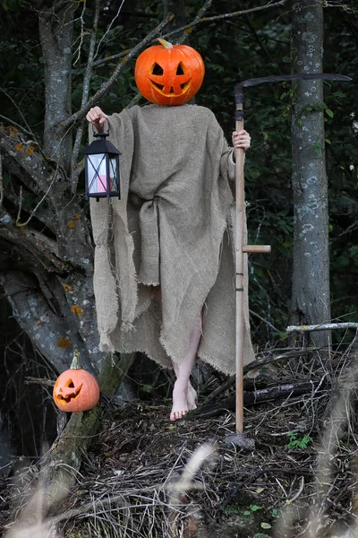 korku bir tırpan ile kabak