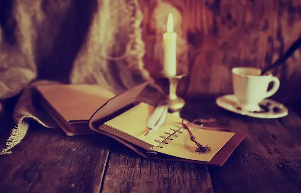 Retro nesnelerini geçiş yumuşatma ve leaher kitap mum ışığı ile