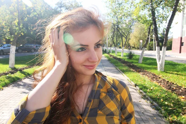 bir park güneşli günde açık Kızıl saçlı kız