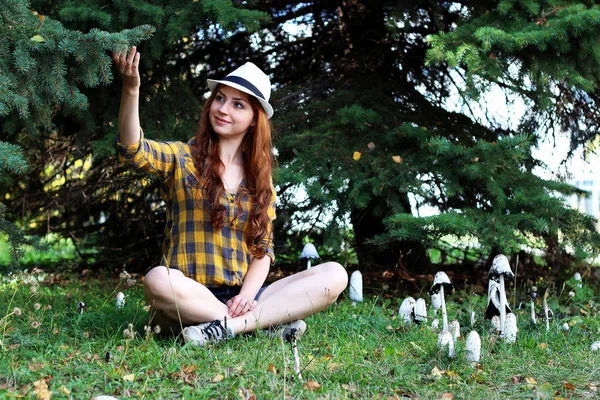 Ragazza dai capelli rossi in un parco giornata di sole all'aperto — Foto Stock