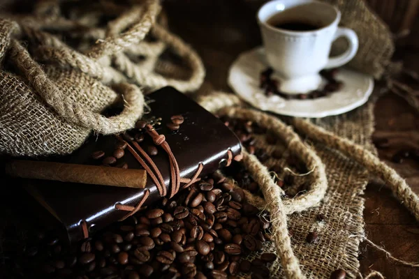 Grão de café sobre fundo têxtil — Fotografia de Stock