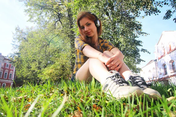 bir park güneşli günde açık Kızıl saçlı kız