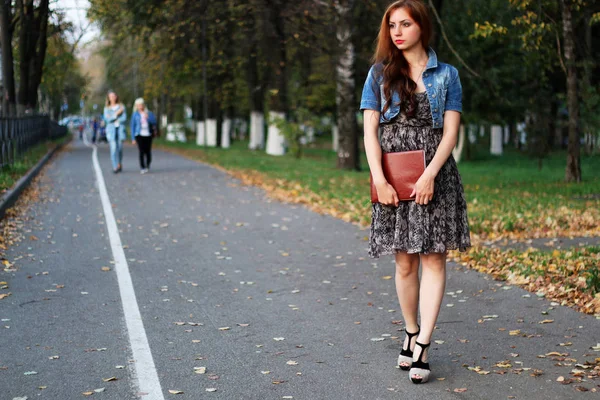 Ragazza dai capelli rossi in un parco giornata di sole all'aperto — Foto Stock