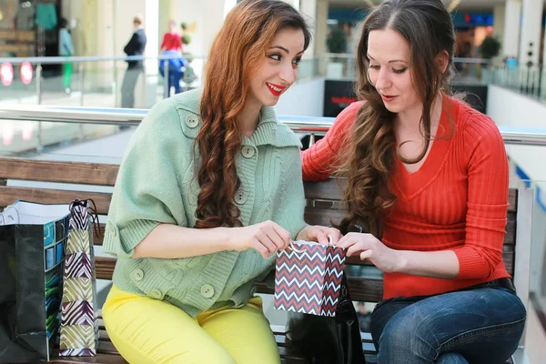 Kız arkadaşına baktığı alışveriş merkezi ve alışveriş ile yürüme çanta ile