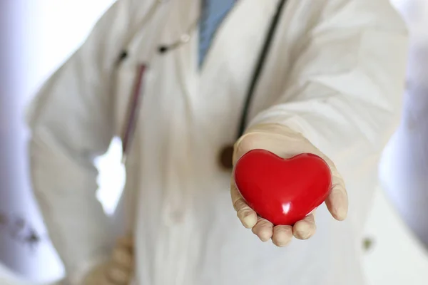 Herz in der Hand des Arztes — Stockfoto