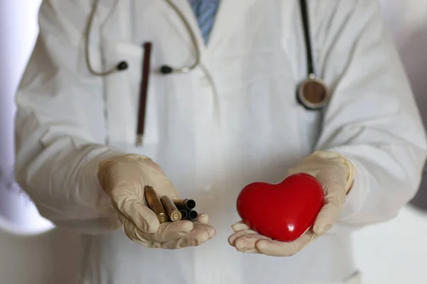 Herz und Ärmel in der Hand des Arztes — Stockfoto