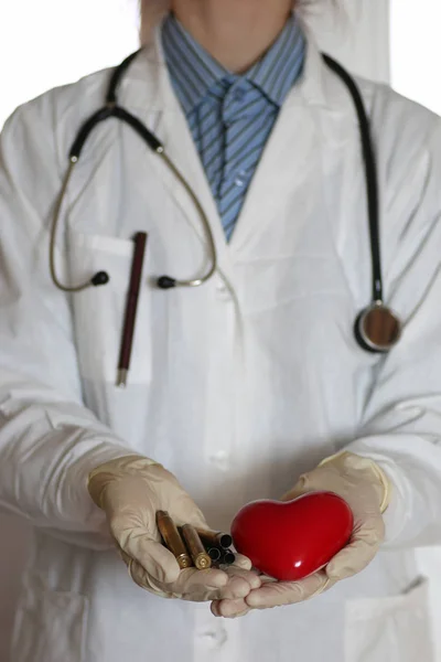 Cuore e manica in mano medico — Foto Stock