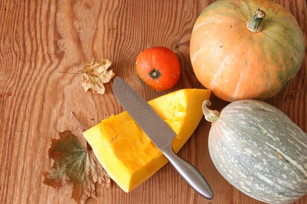 Kabak hasat masanın üstüne kesmek.