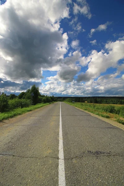 Estrada no campo paisagem nublada — Fotografia de Stock