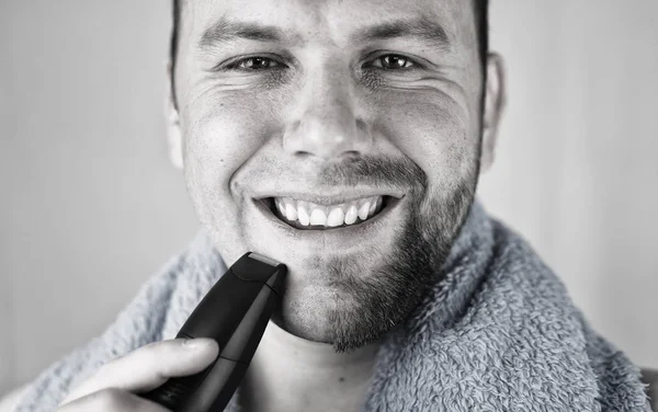 Monochrome textured portrait bearded man shaving — Stock Photo, Image