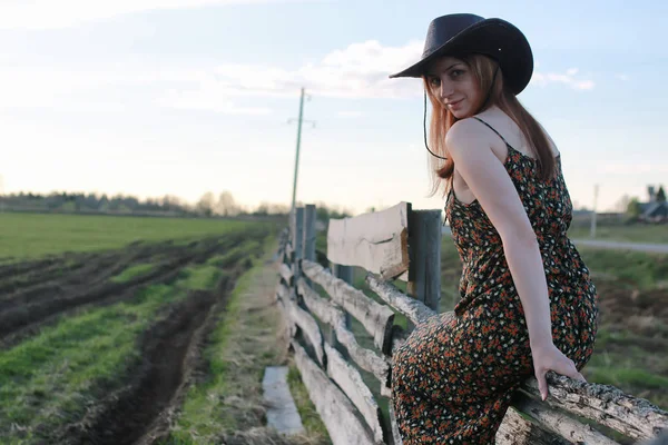 cowgirl BM şapkası gitar ile