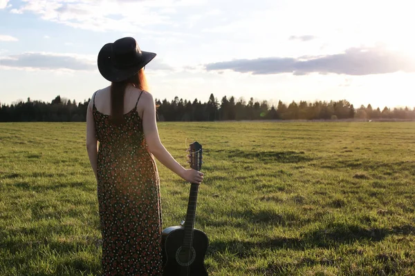 Meisje outdoor veld zonsondergang texas hoed — Stockfoto