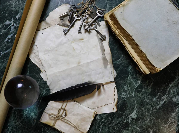 Papéis retro e livro na mesa com ferramentas de detetive de fundo — Fotografia de Stock