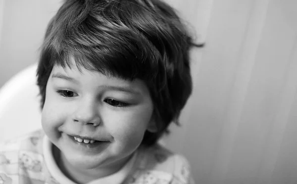 Foto en blanco y negro del niño sonriendo y divertirse backgro blanco — Foto de Stock