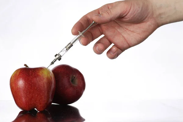 Genetisch gemodificeerde levensmiddelen, apple gepompt met chemicaliën — Stockfoto