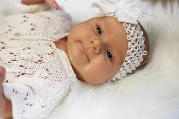 Retrato de uma linda menina em um vestido branco — Fotografia de Stock