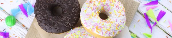 Horizontale Backform von Donuts auf einem hölzernen — Stockfoto